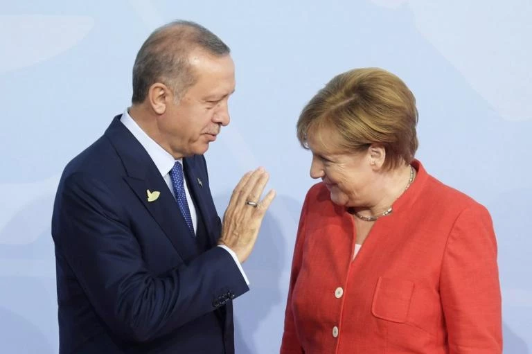 «Πυρά» Ερντογάν για Μέρκελ – Τα έβαλε και με γαλλικό περιοδικό